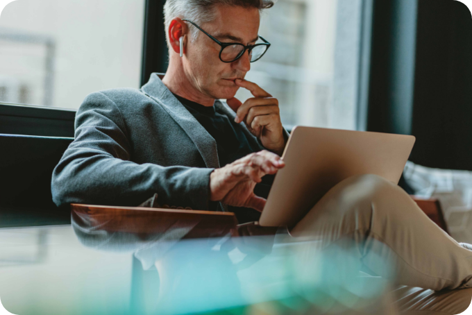 gestor com tablet na mão a pedir certidão permanente online