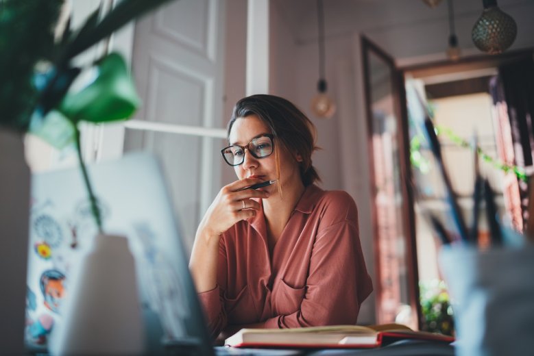 empresária com ar pensativo pondera entre escolher um ERP ou software de faturação